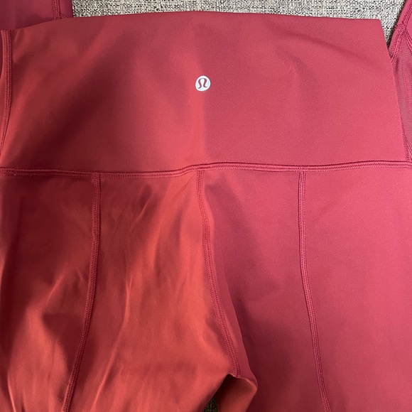EUC Women’s lululemon Cropped Legging with Scallop Hem - Picture 3 of 4